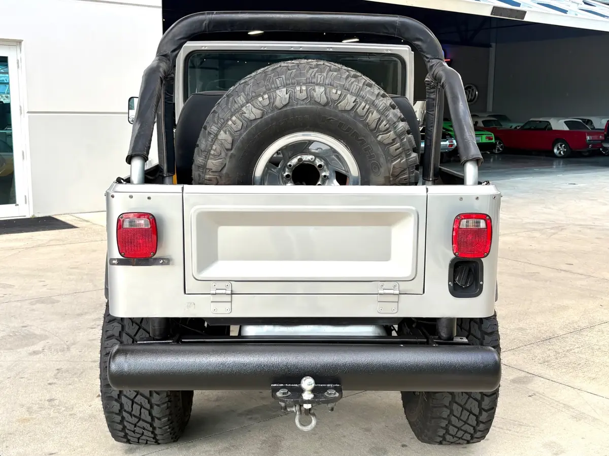 Vehicle photo 7