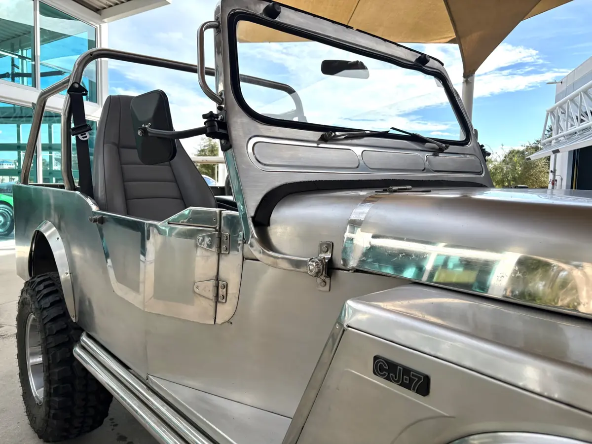 Vehicle photo 18