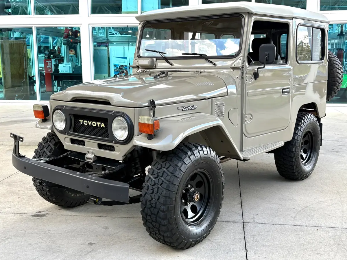 Vehicle photo 17