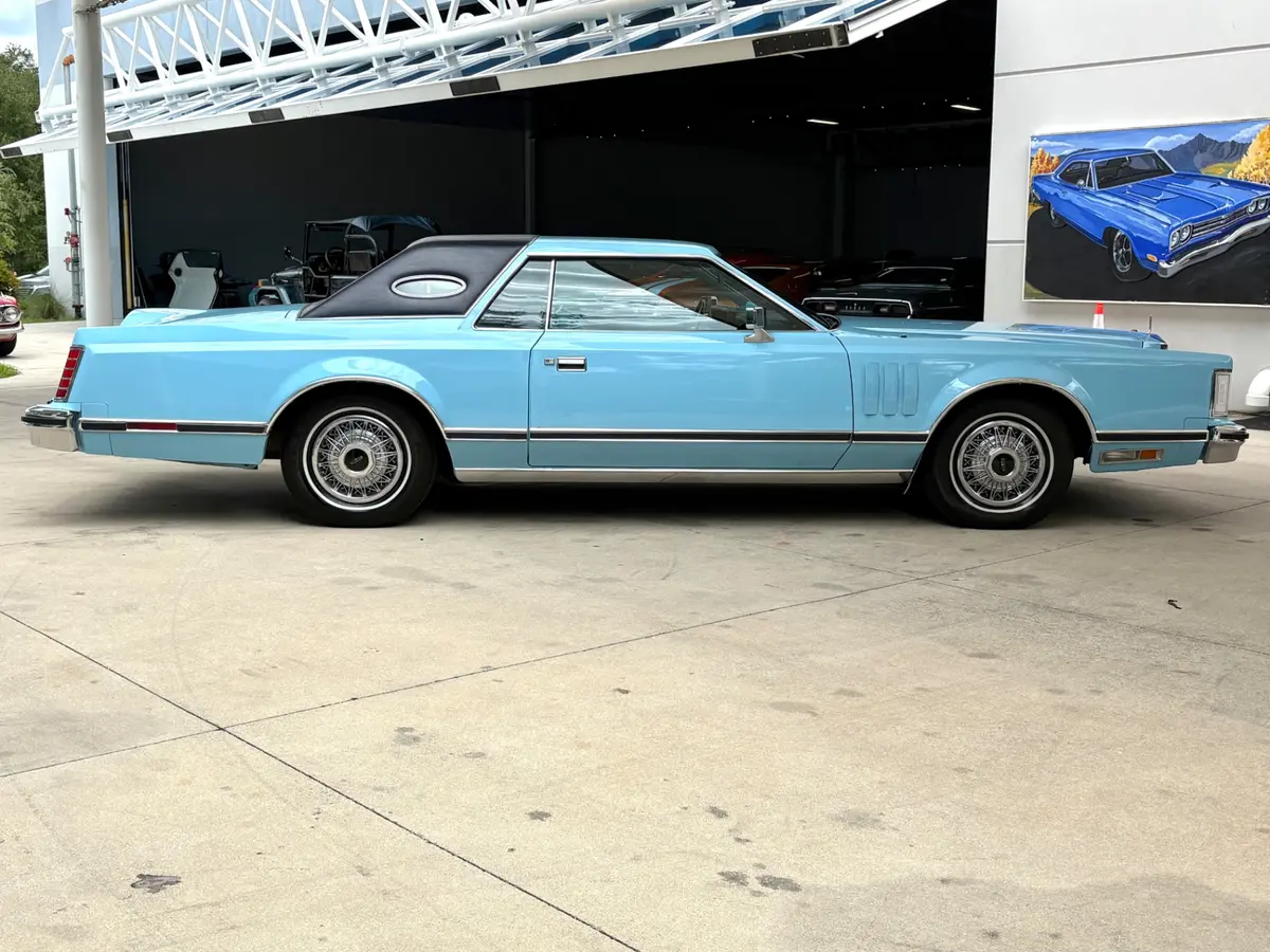Vehicle photo 5