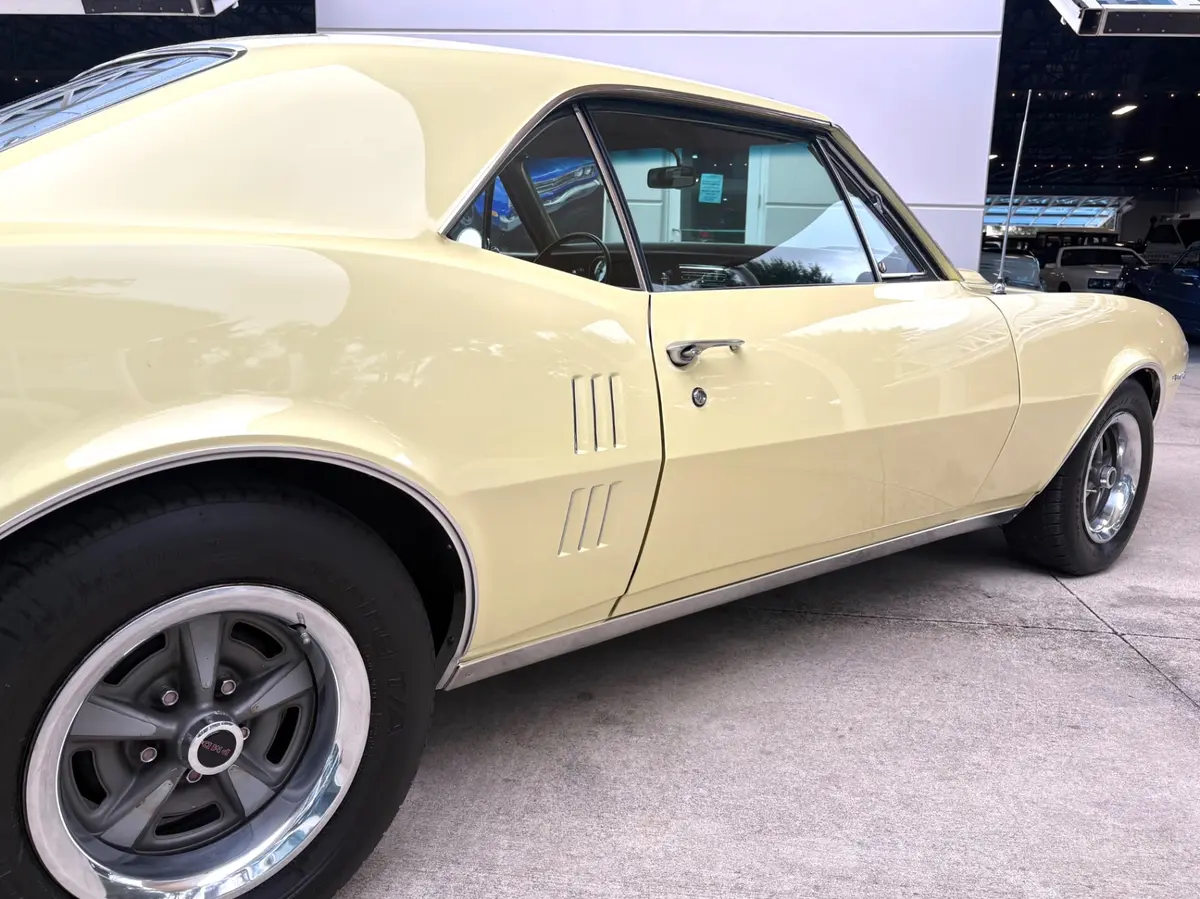 Vehicle photo 17