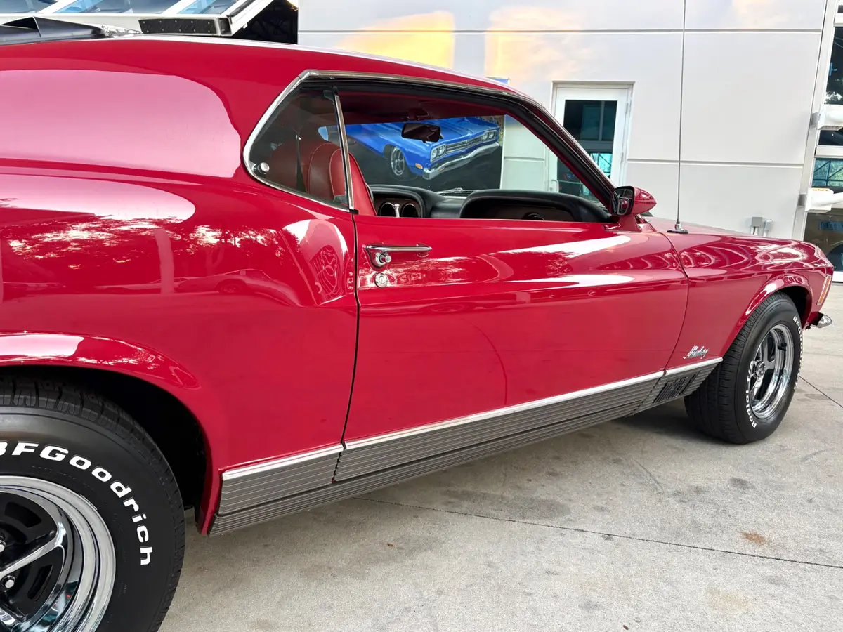 Vehicle photo 17