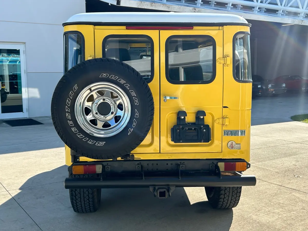 Vehicle photo 6