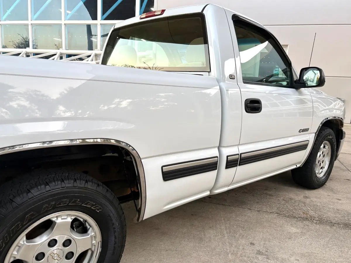 Vehicle photo 17