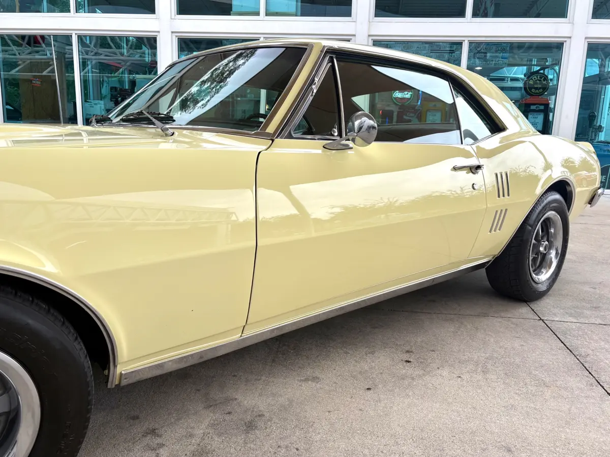 Vehicle photo 13