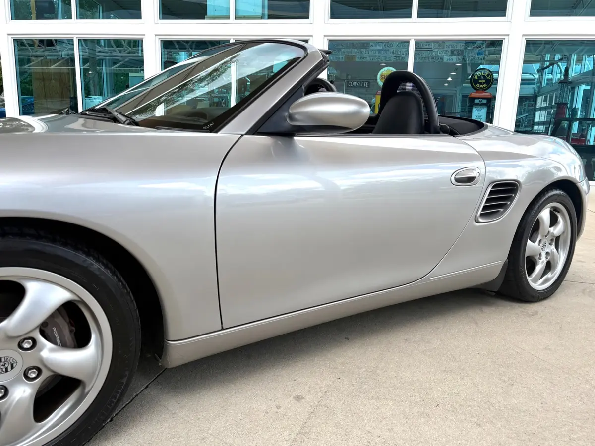 Vehicle photo 13
