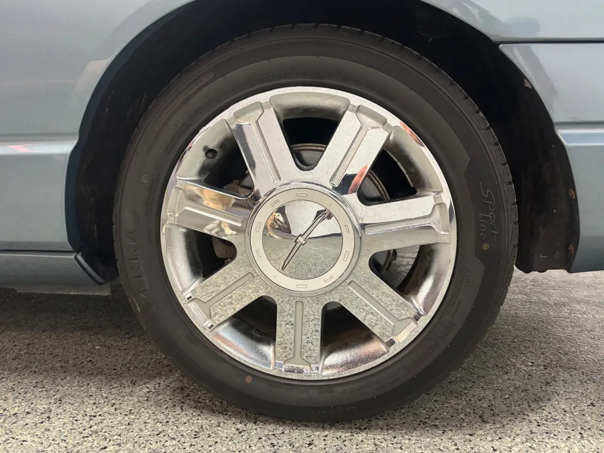 Vehicle photo 11
