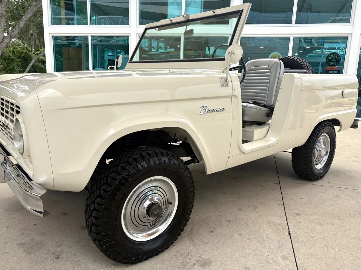 Vehicle photo 12