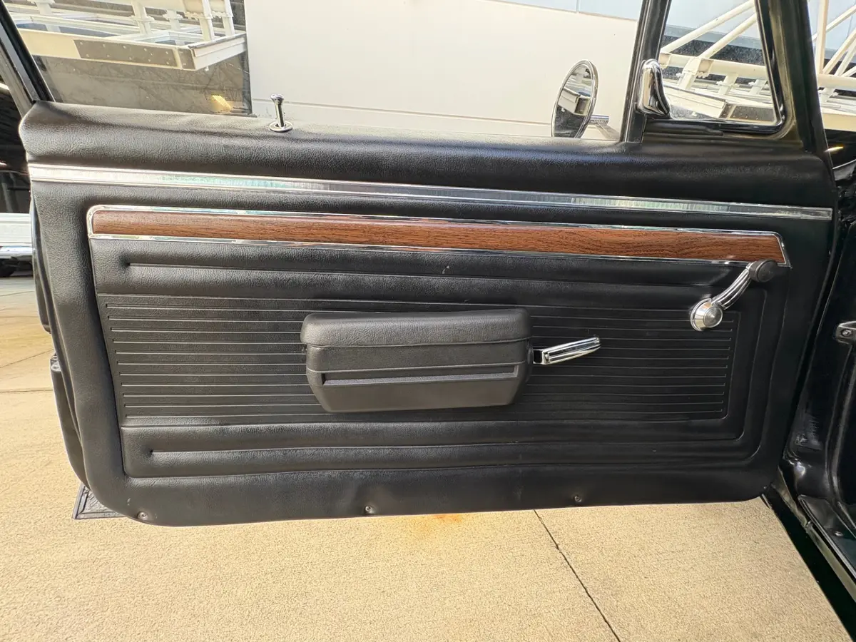 Vehicle photo 34