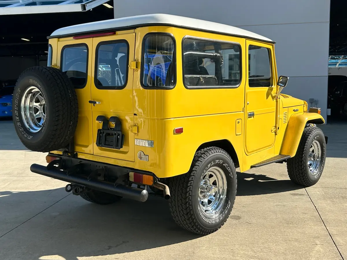 Vehicle photo 5