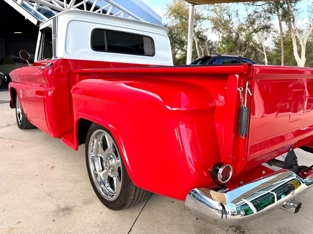 Vehicle photo 15