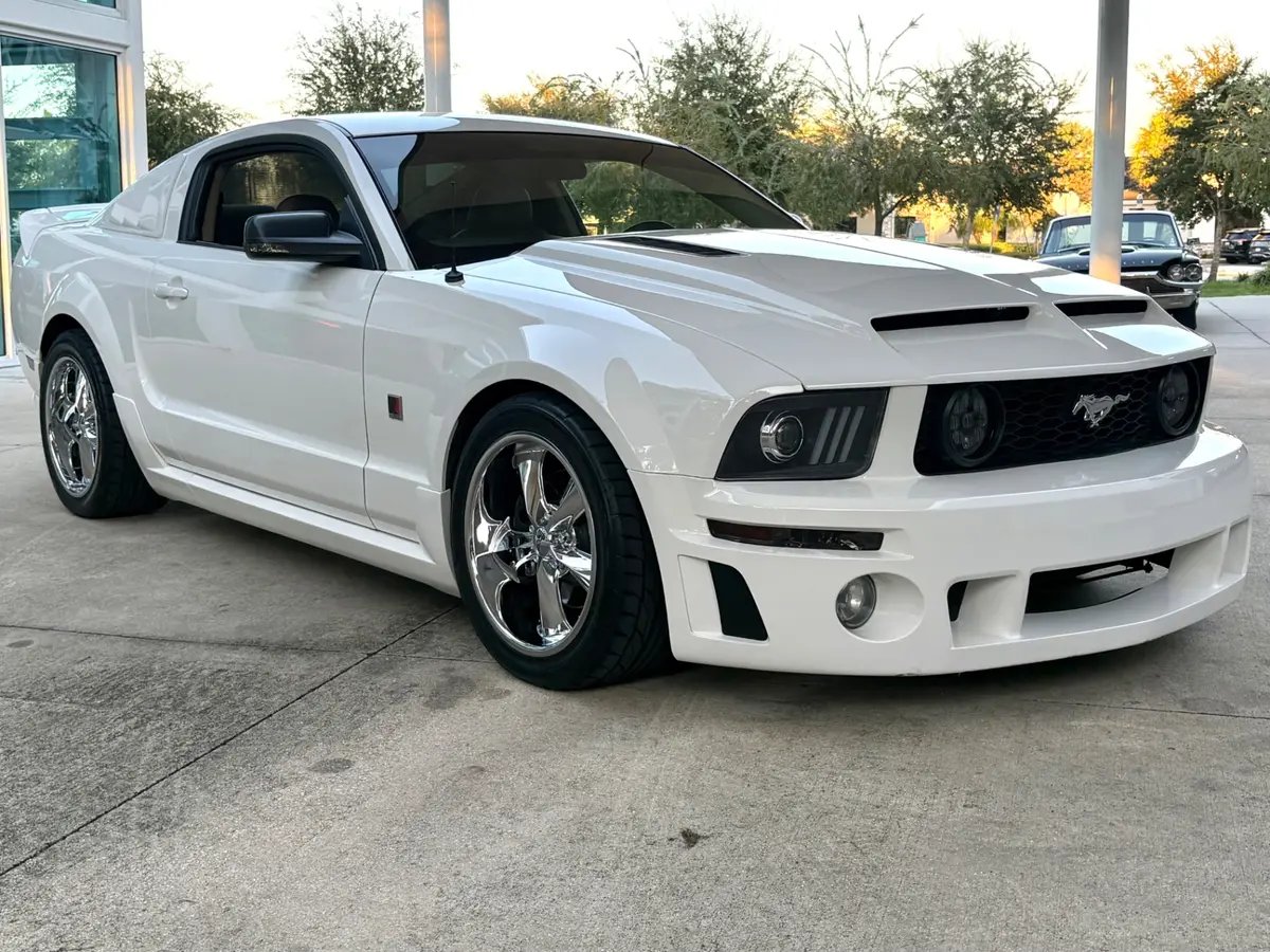 Vehicle photo 4