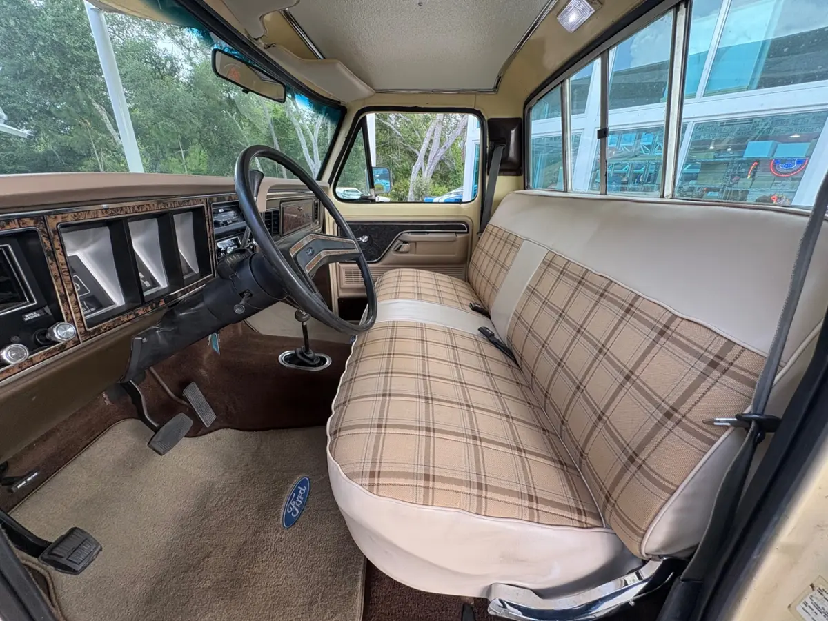 Vehicle photo 33