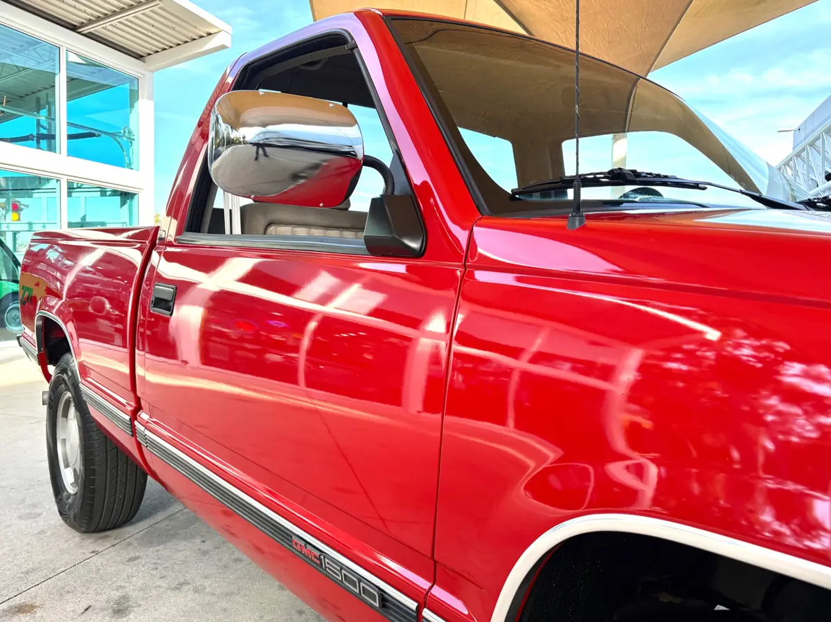 Vehicle photo 18