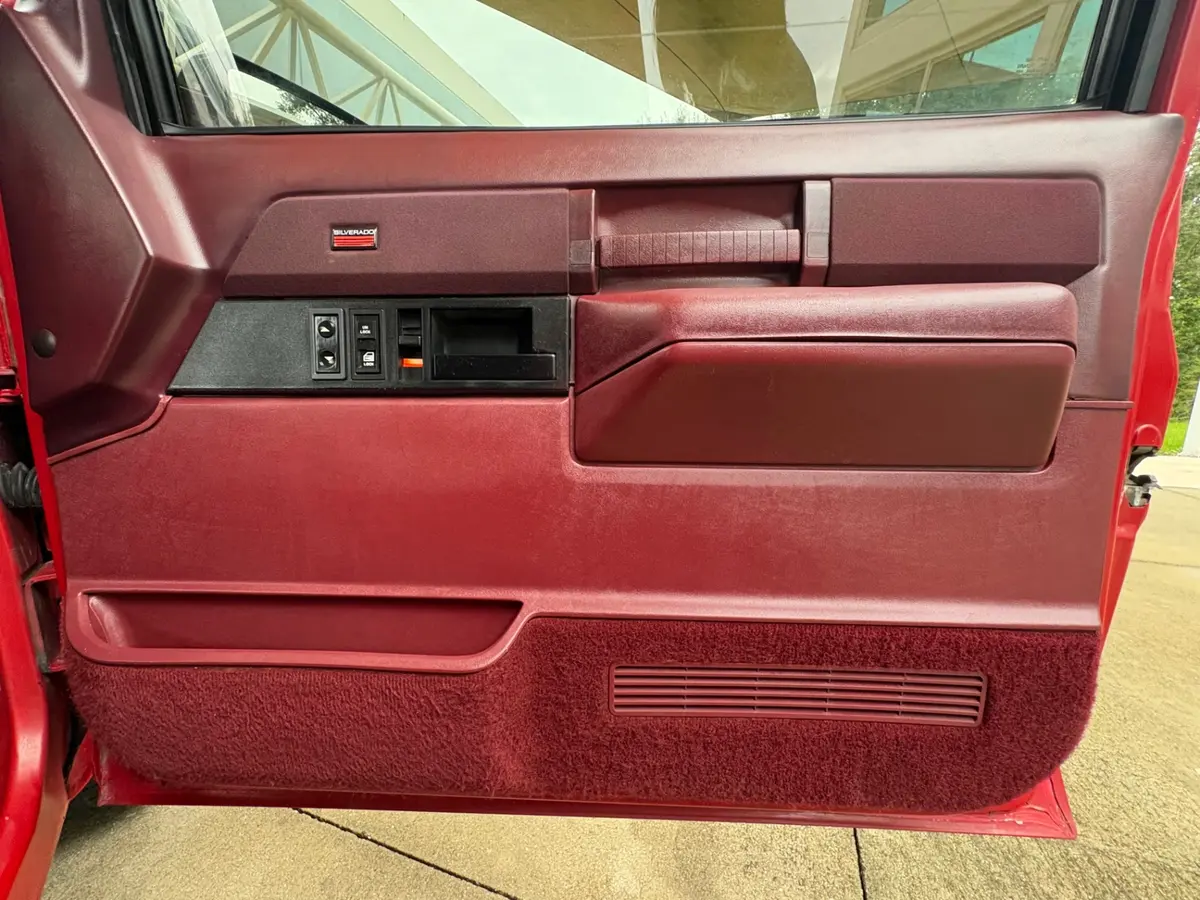 Vehicle photo 34