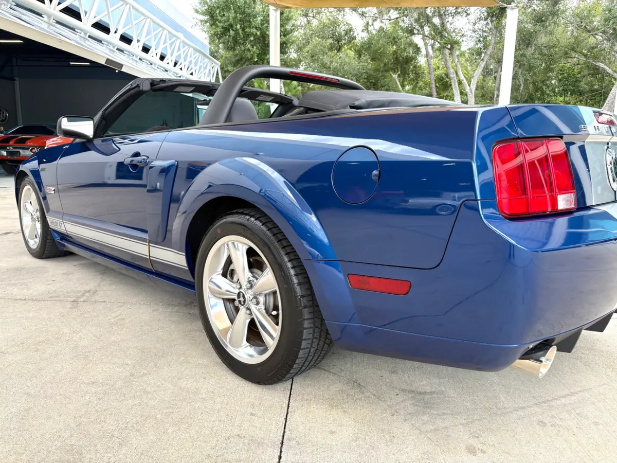 Vehicle photo 15