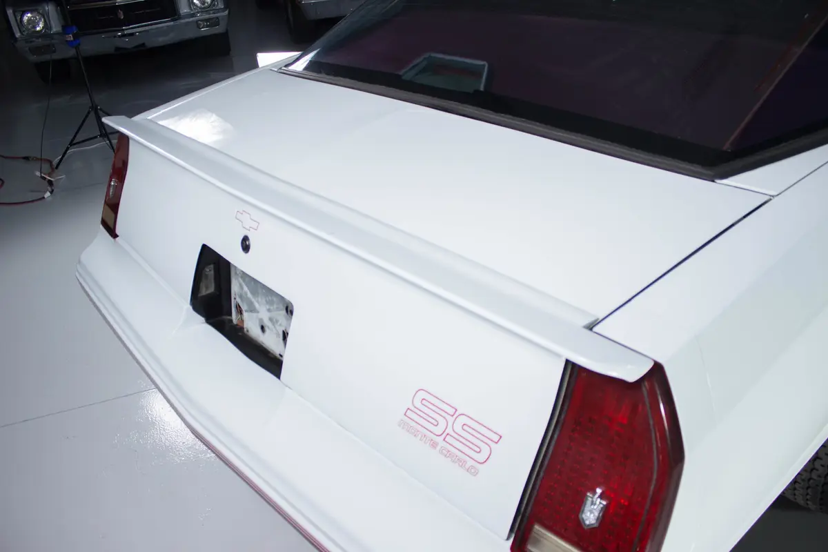 Vehicle photo 12