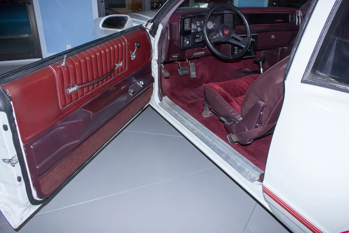 Vehicle photo 14