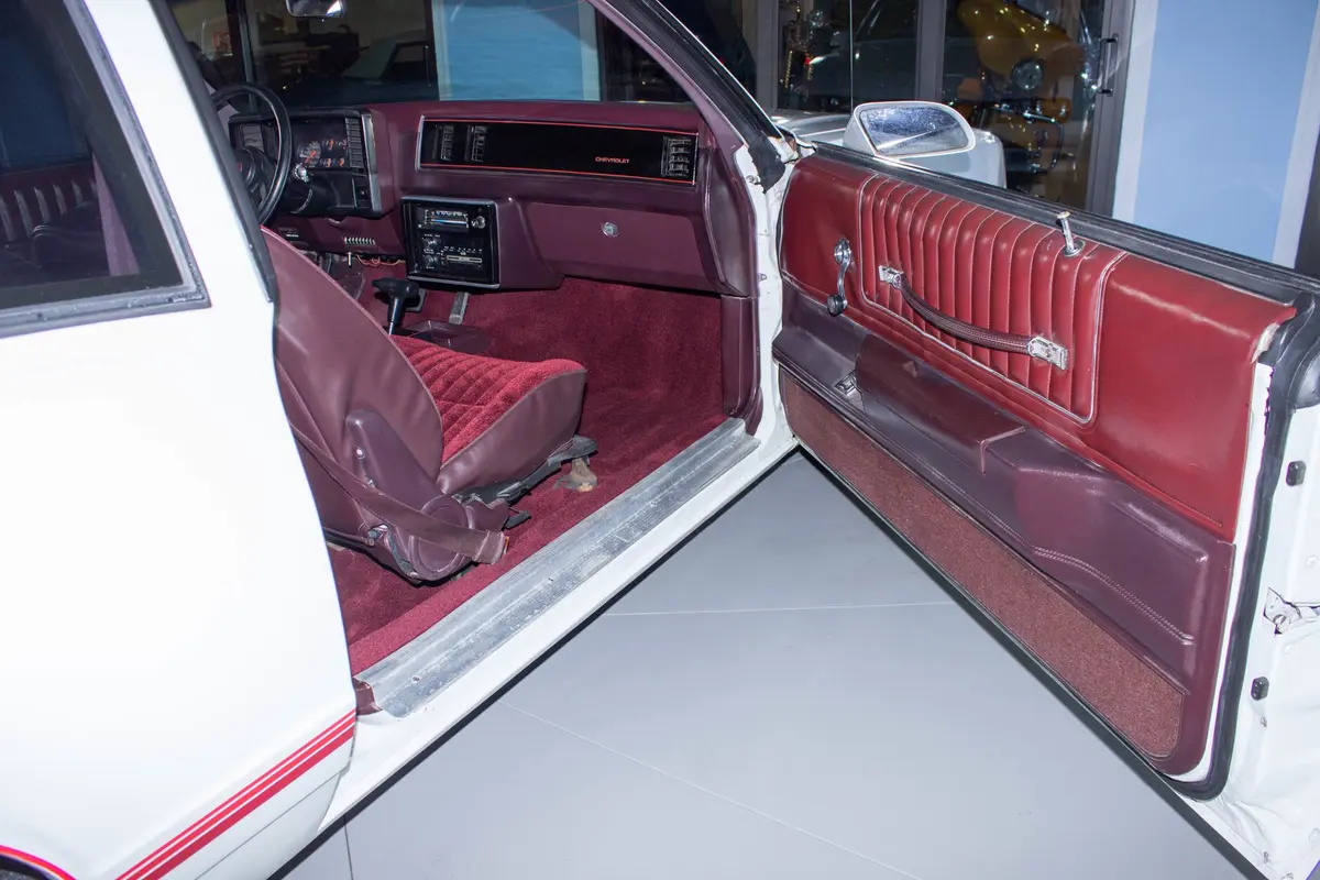 Vehicle photo 29