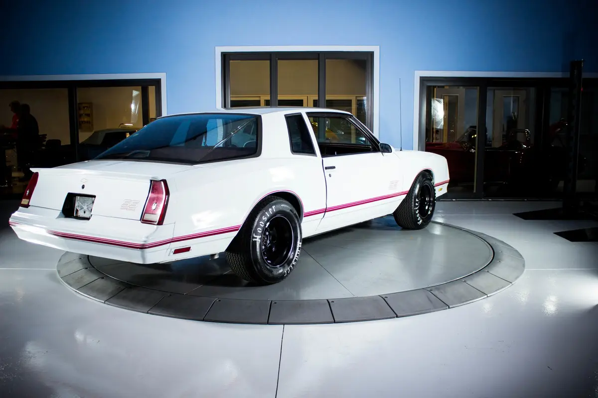 Vehicle photo 6