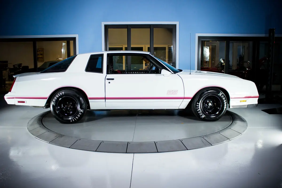 Vehicle photo 7