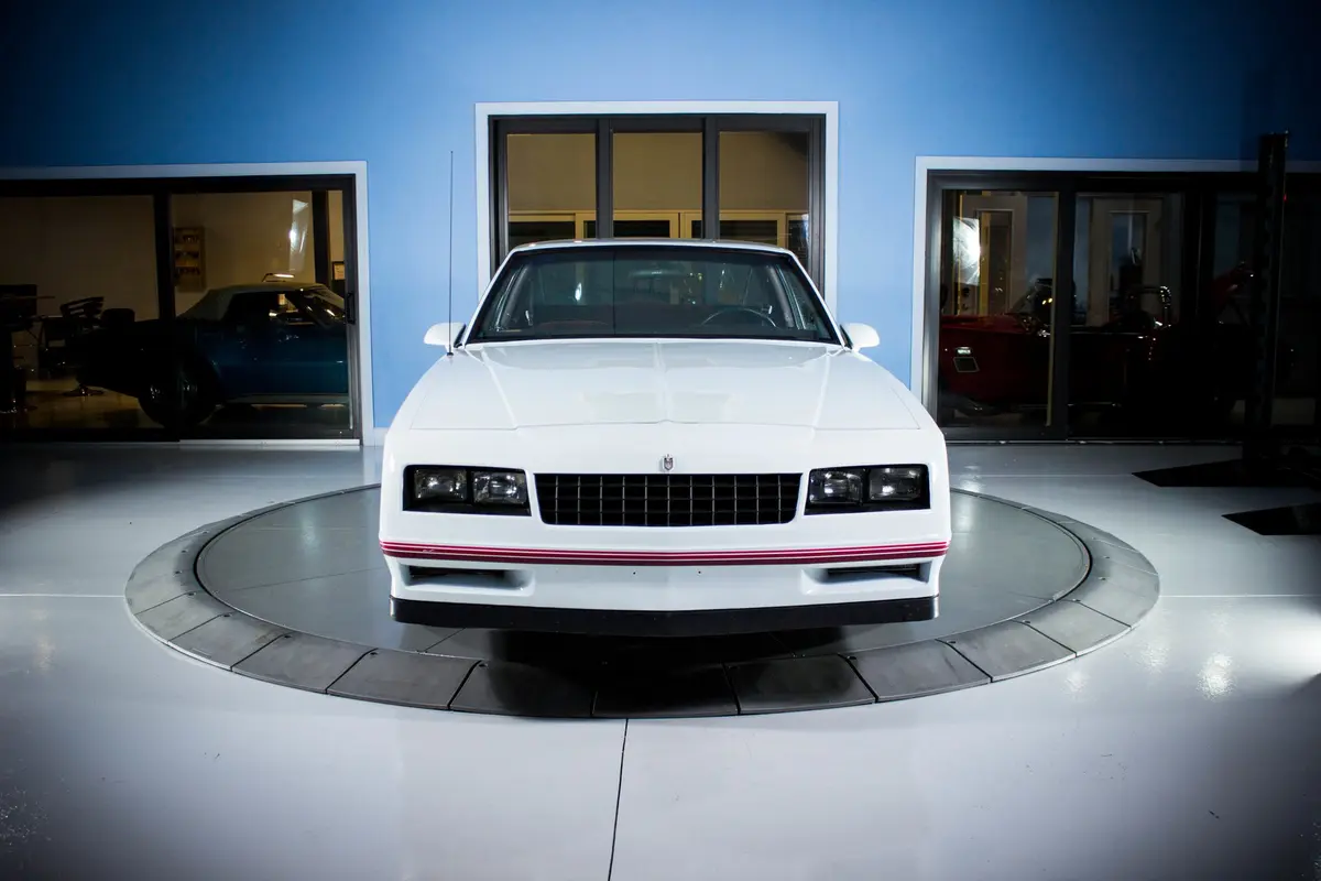 Vehicle photo 9