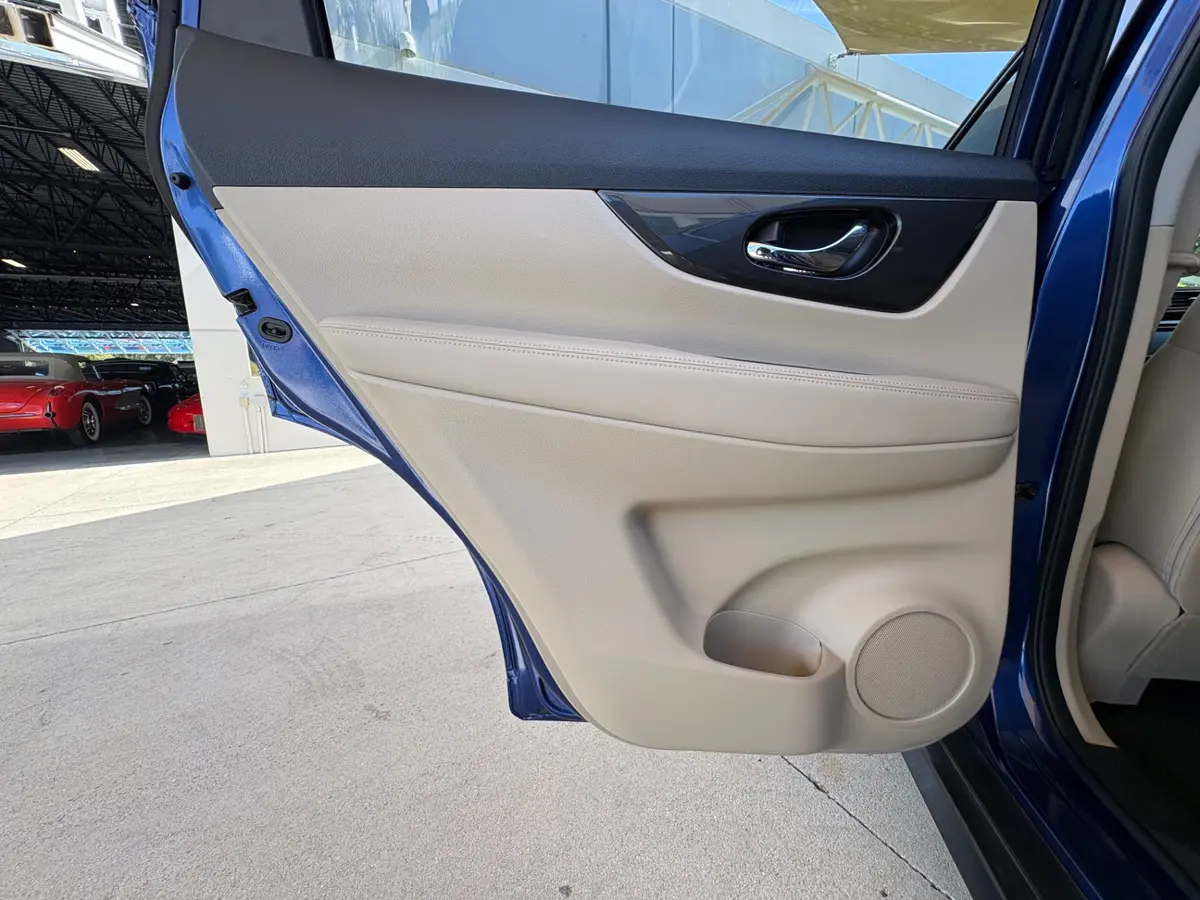 Vehicle photo 36