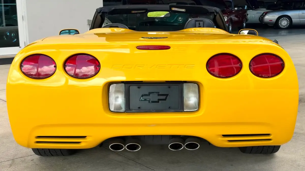 Vehicle photo 6