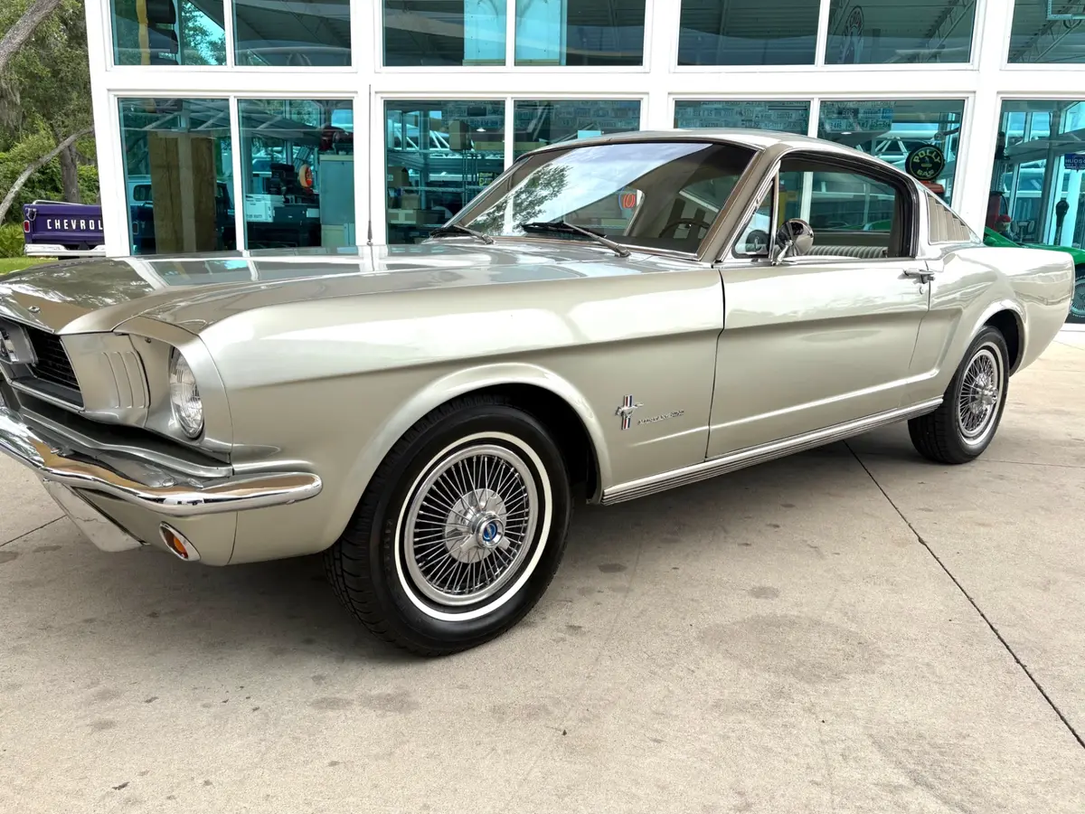 Vehicle photo 12