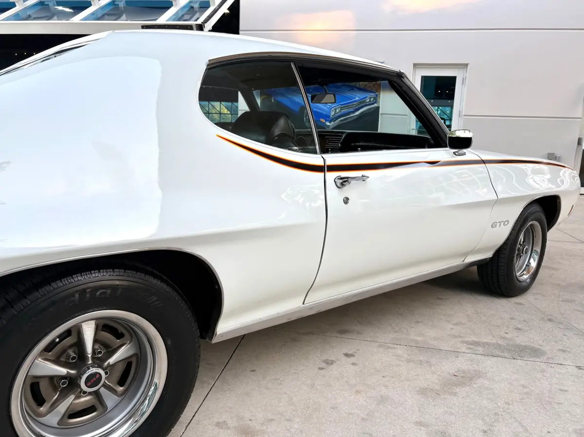 Vehicle photo 17