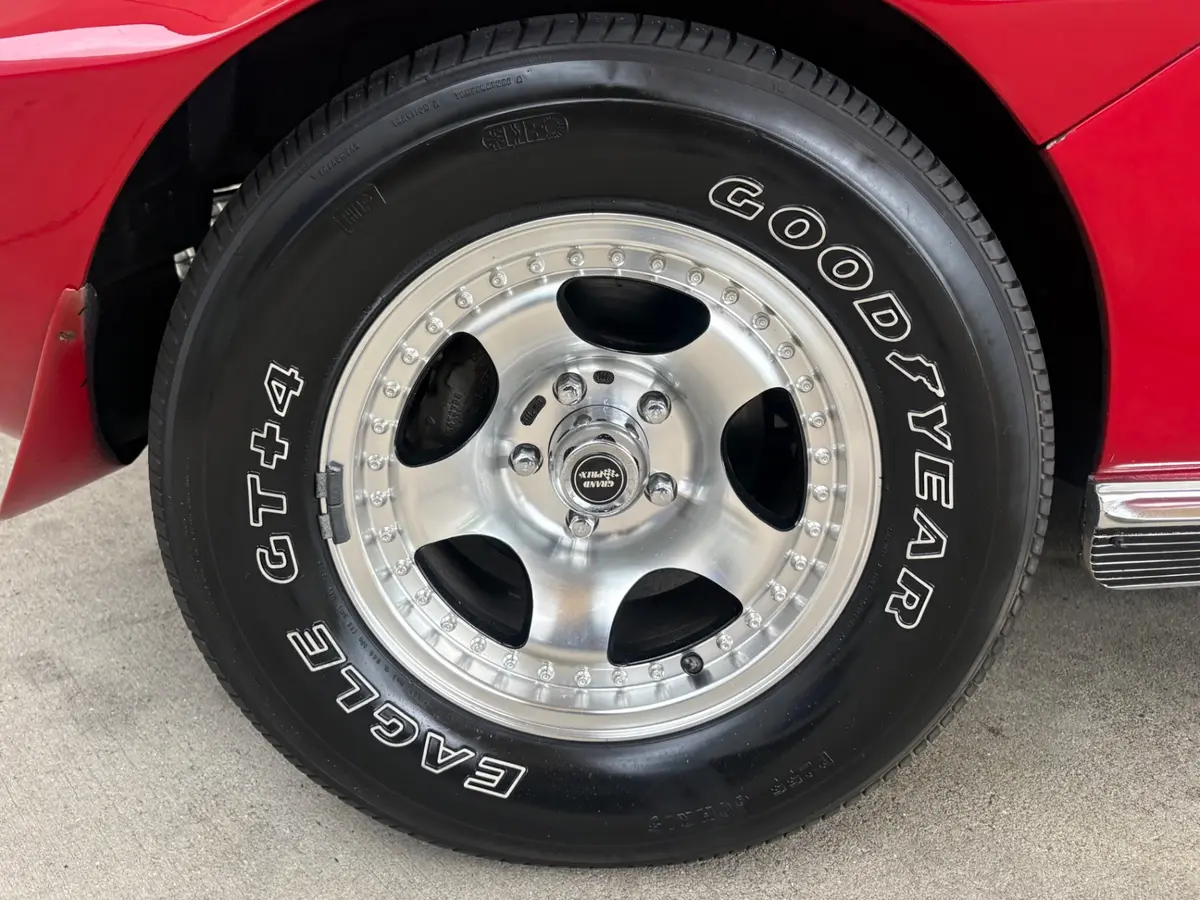 Vehicle photo 21