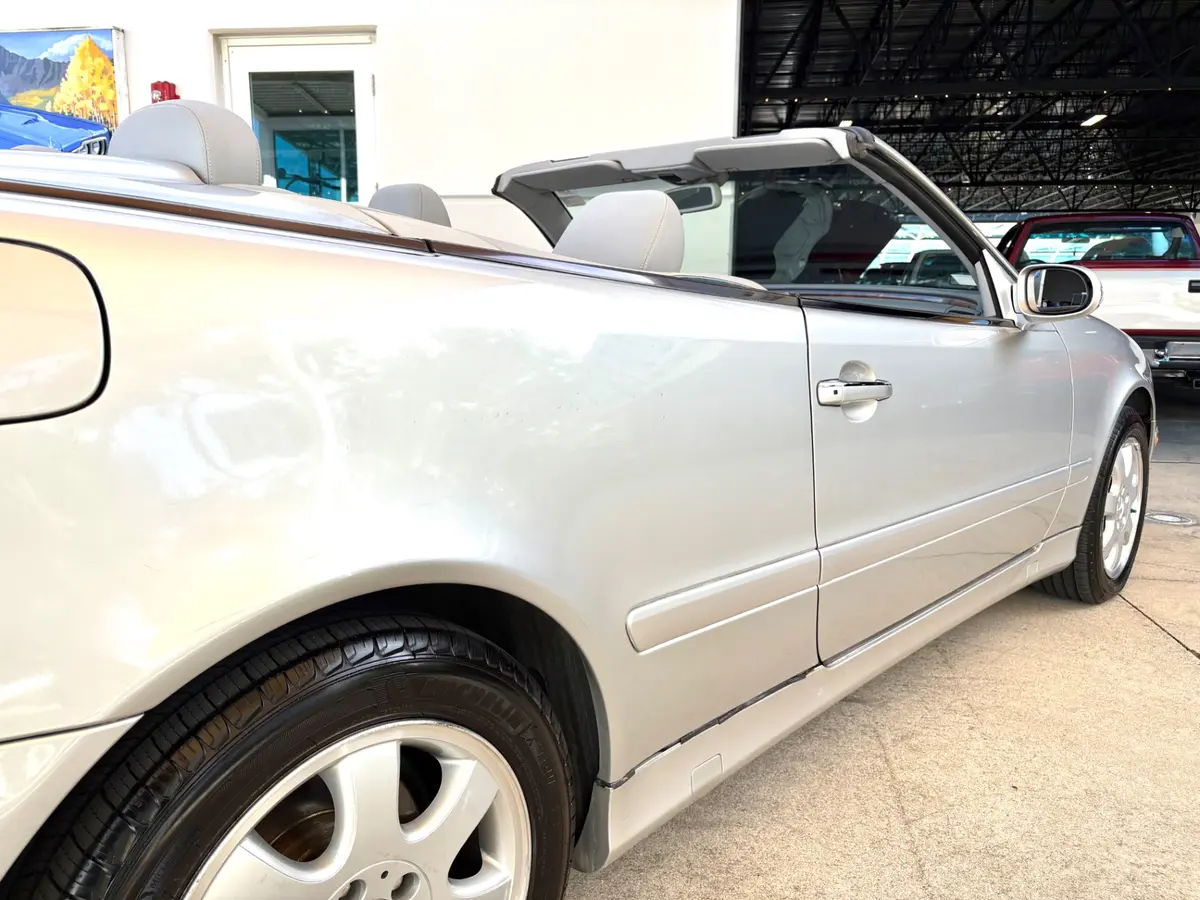 Vehicle photo 17