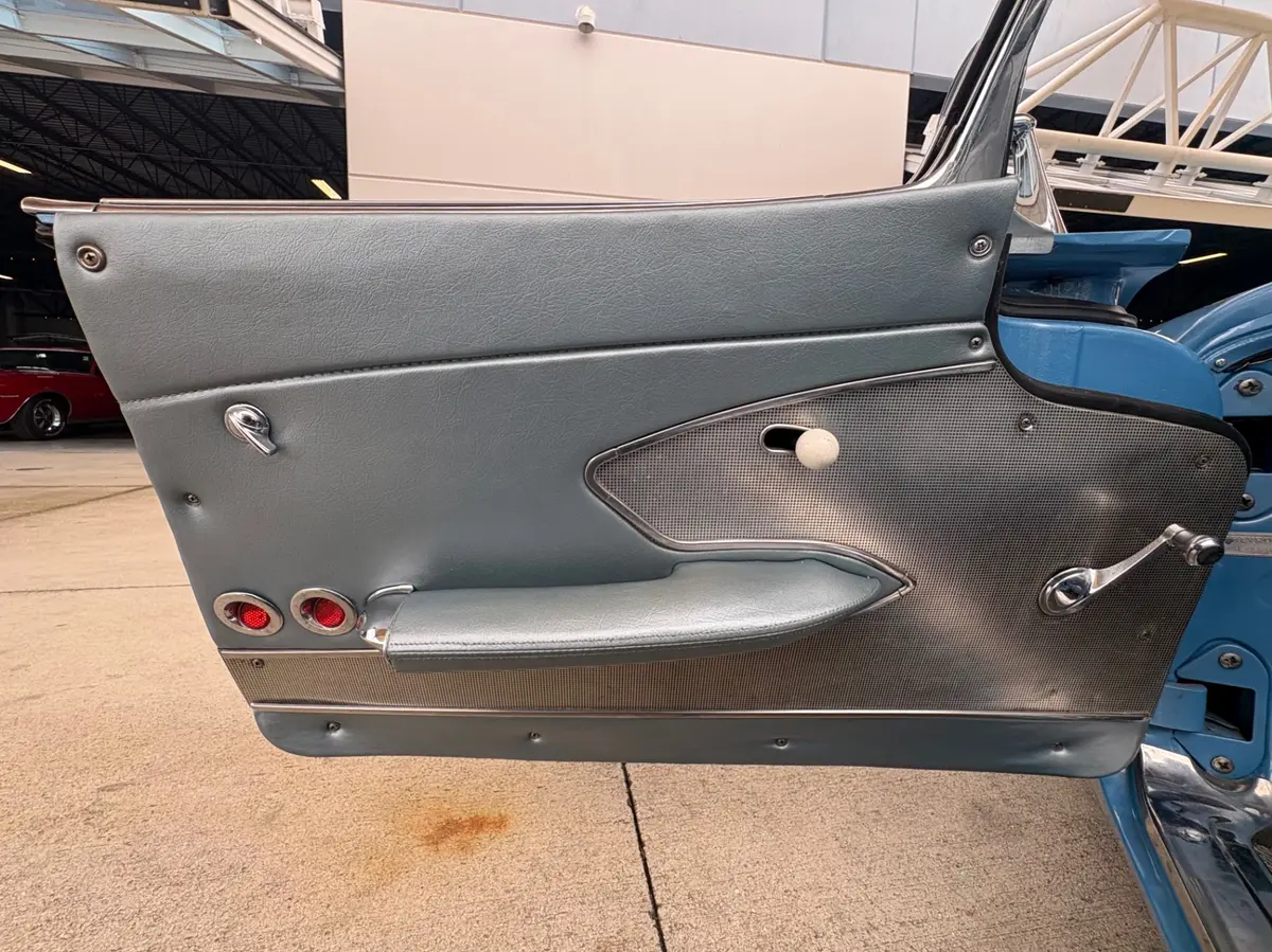 Vehicle photo 31