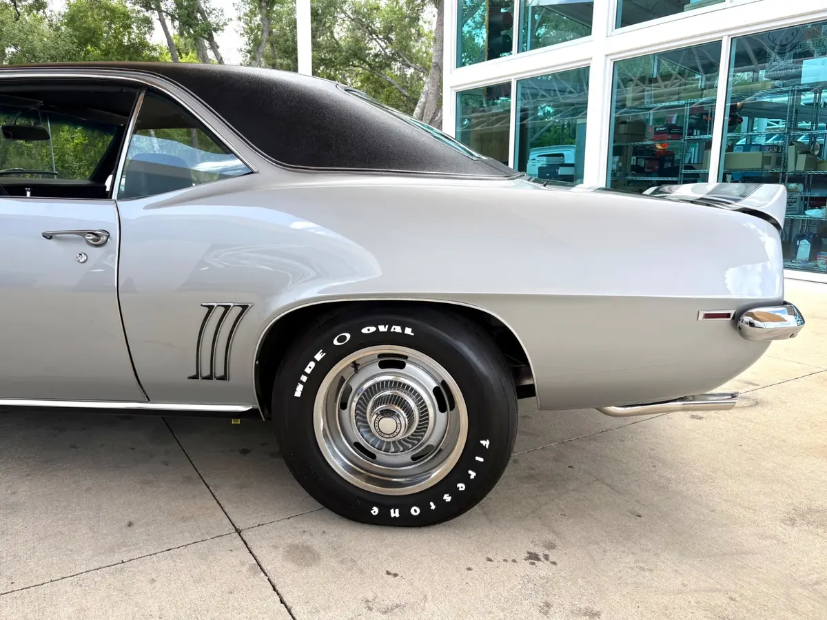 Vehicle photo 24