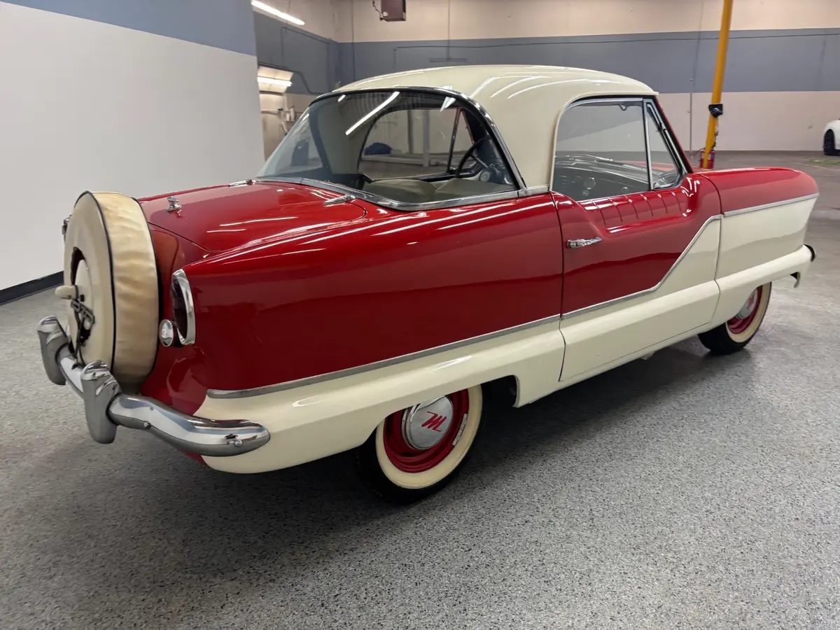 Vehicle photo 7