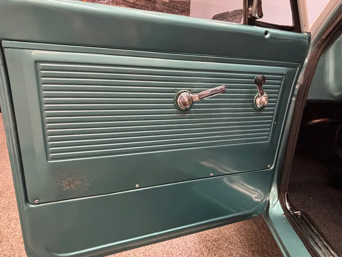 Vehicle photo 19
