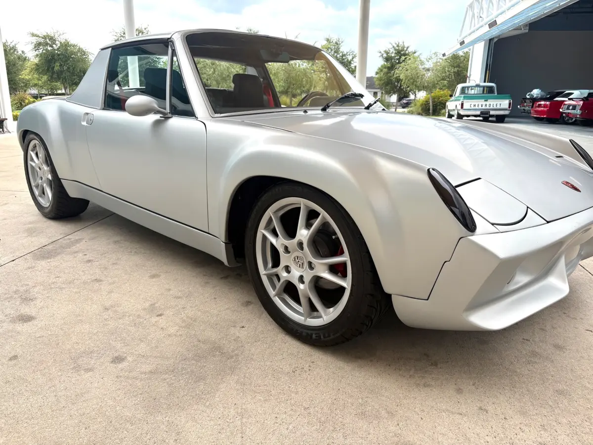 Vehicle photo 19