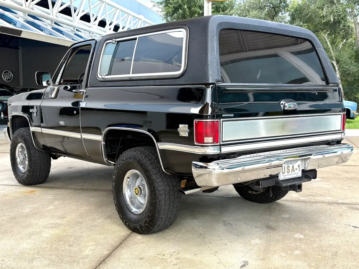 Vehicle photo 9