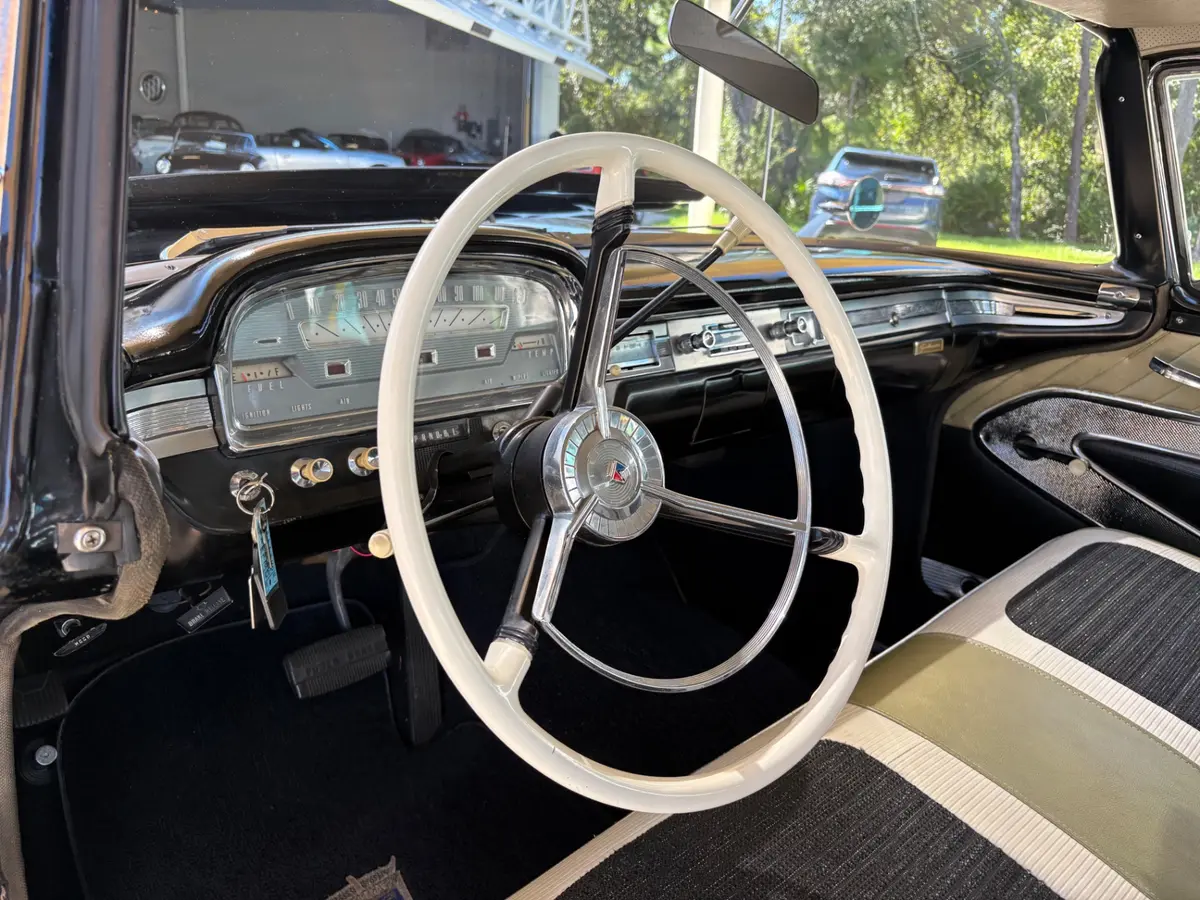 Vehicle photo 30