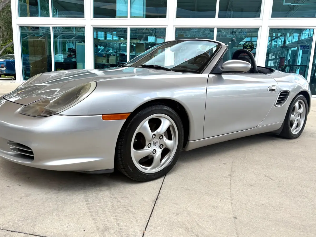 Vehicle photo 12