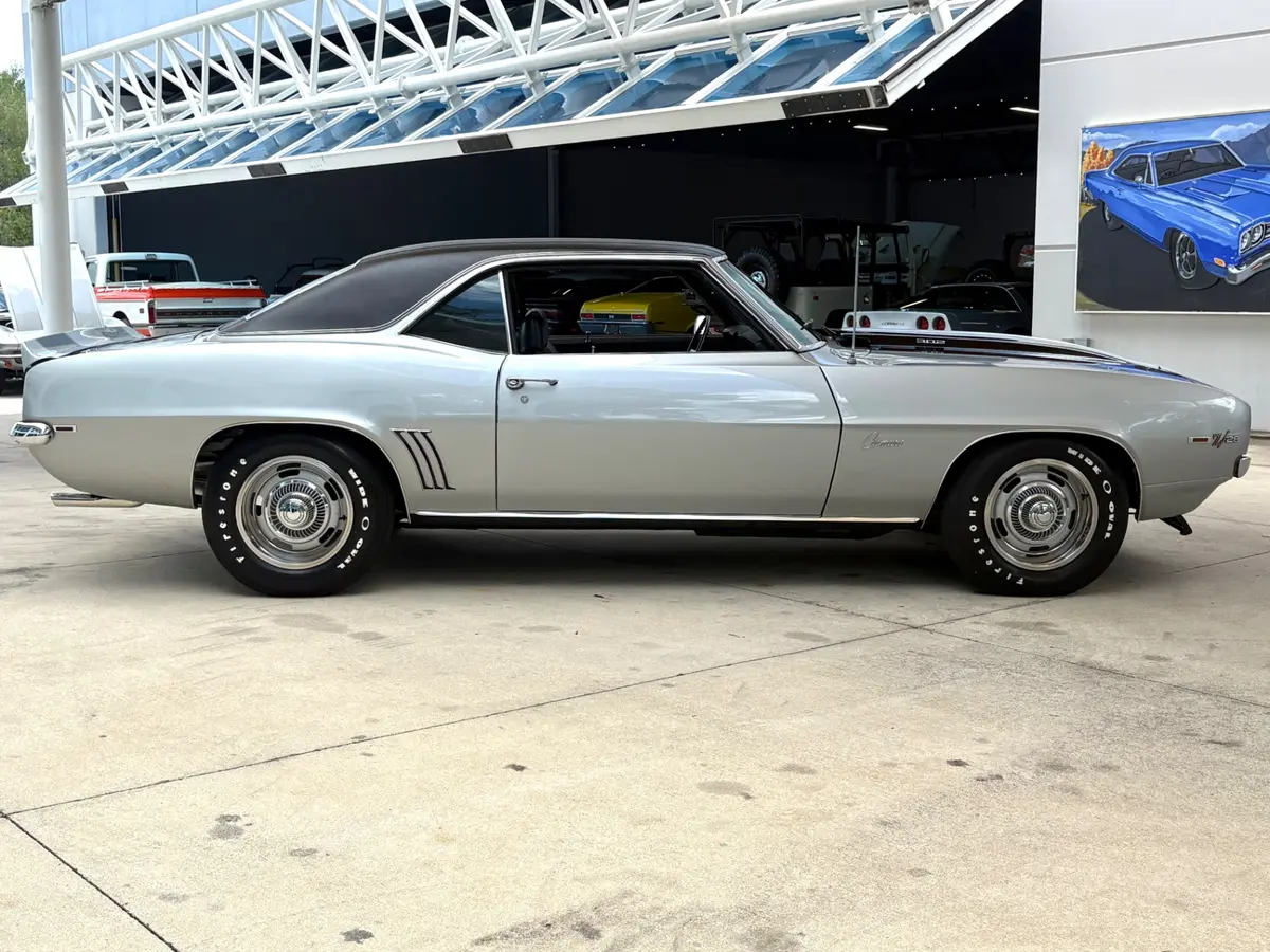 Vehicle photo 5