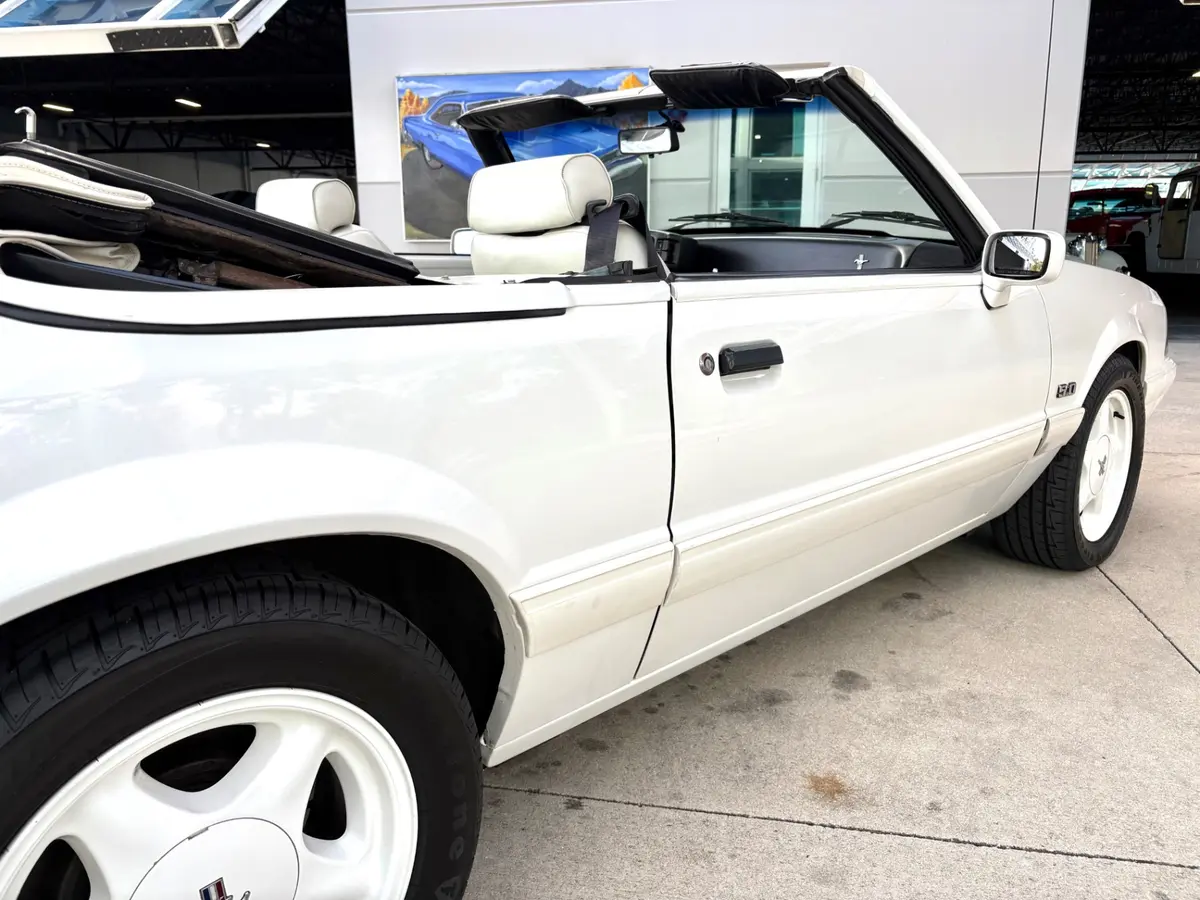 Vehicle photo 18