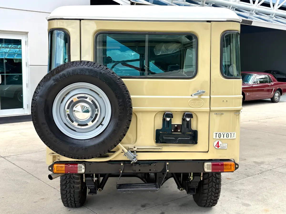 Vehicle photo 7
