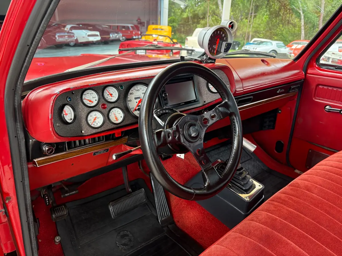 Vehicle photo 33