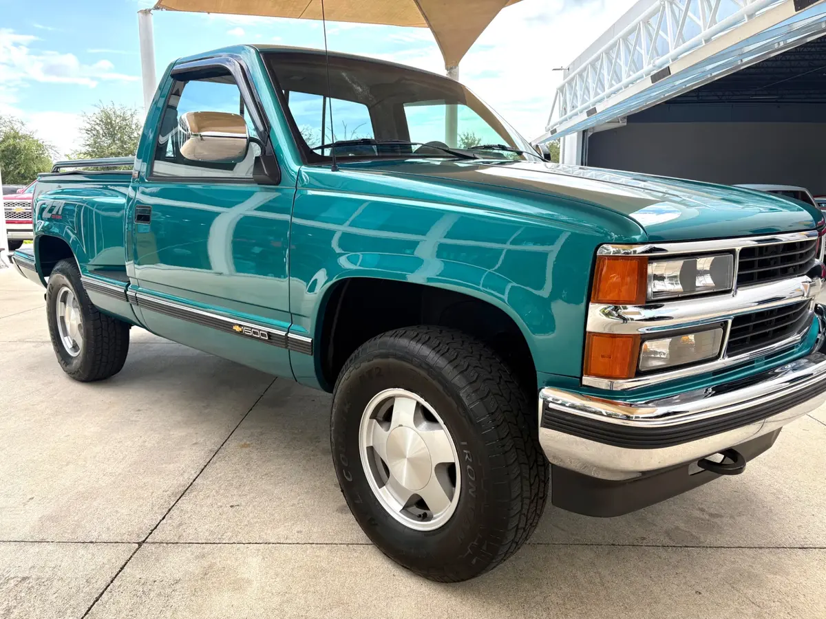 Vehicle photo 19