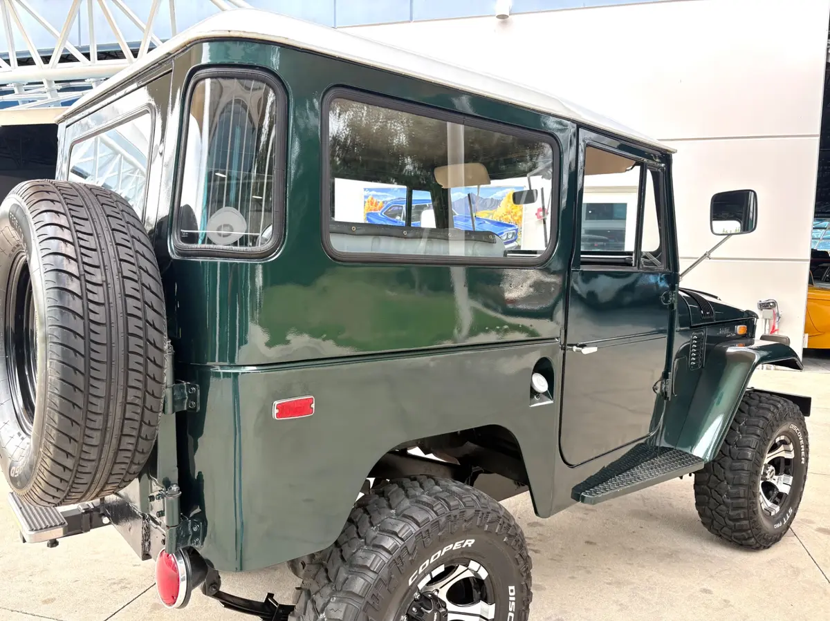 Vehicle photo 16