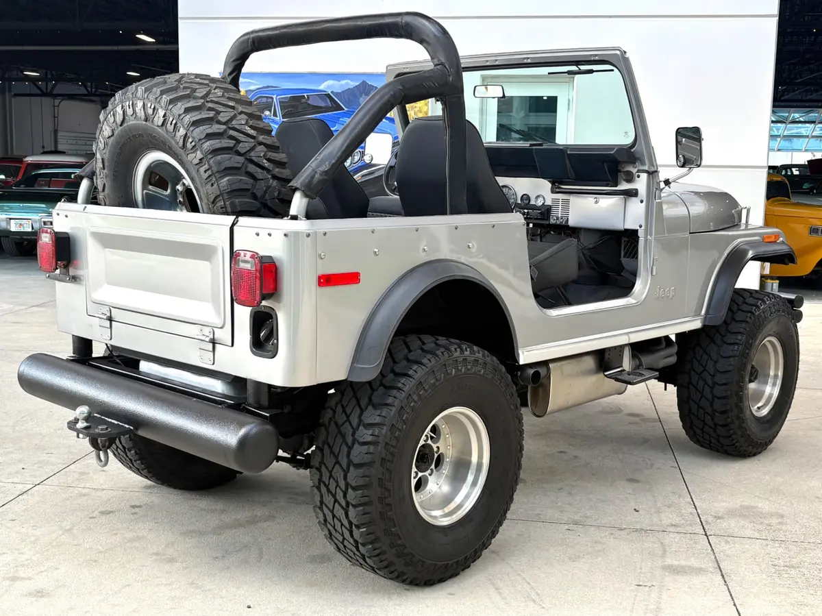 Vehicle photo 6