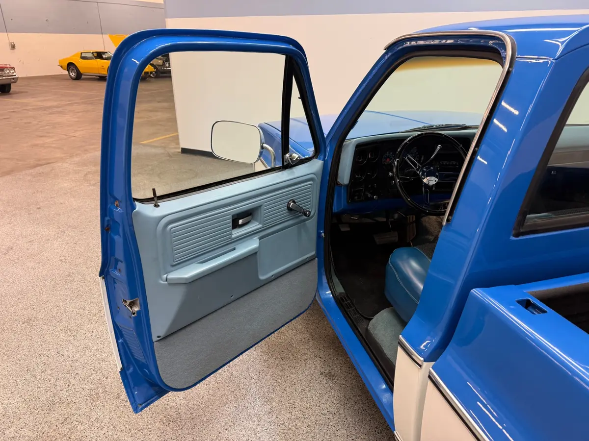 Vehicle photo 16