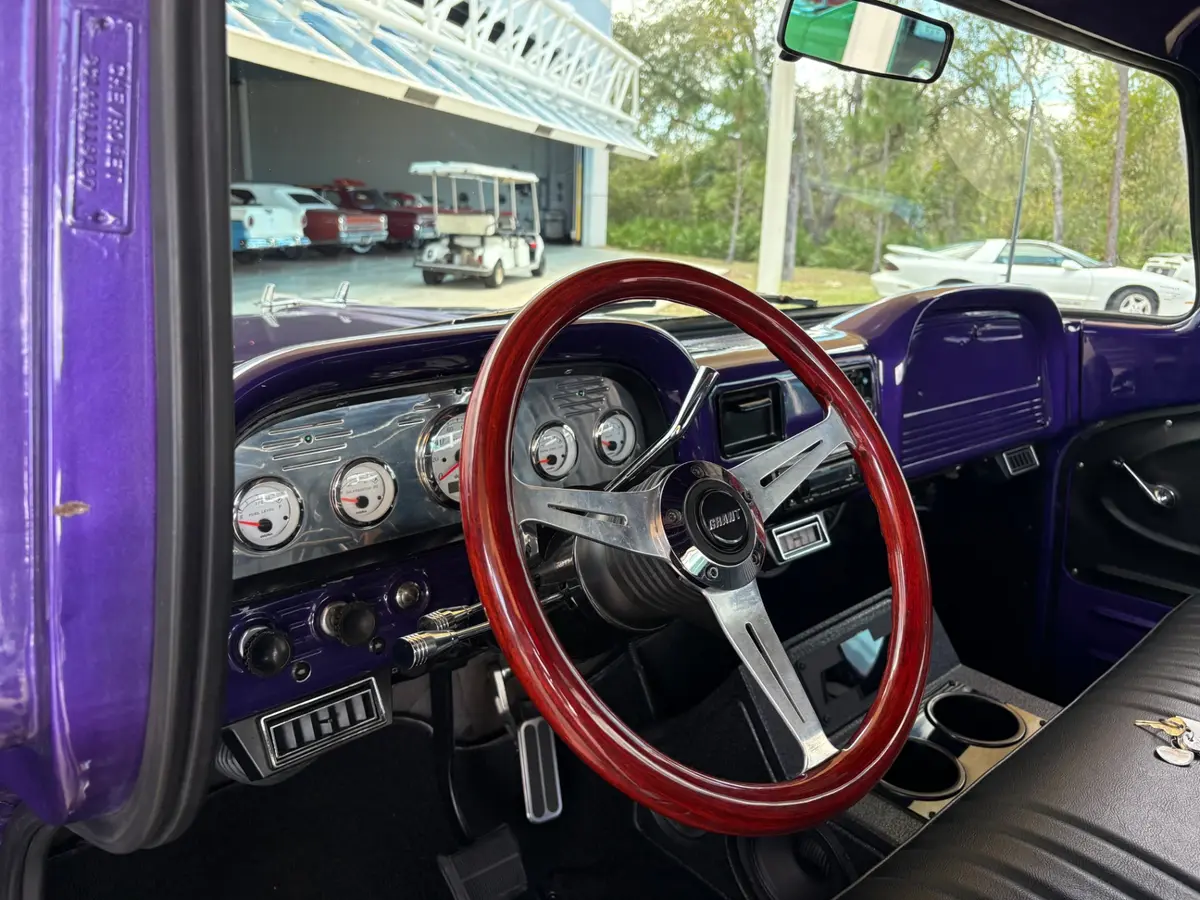 Vehicle photo 32