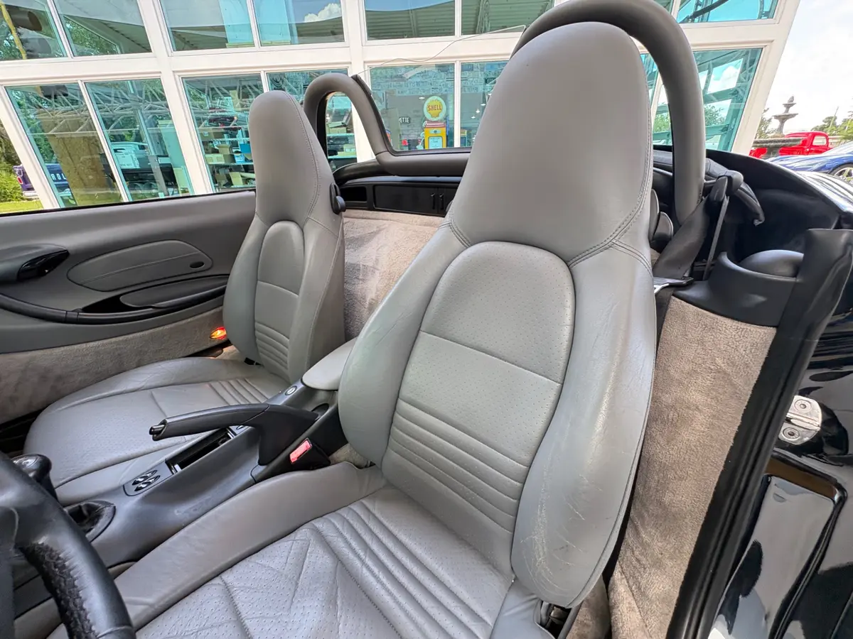 Vehicle photo 34